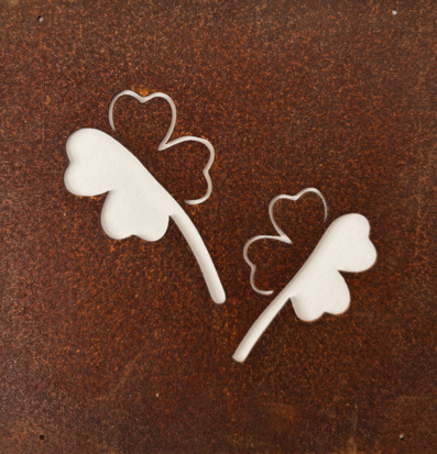 Bild av lyckoklöver i rostbrun plåt med industriell känsla