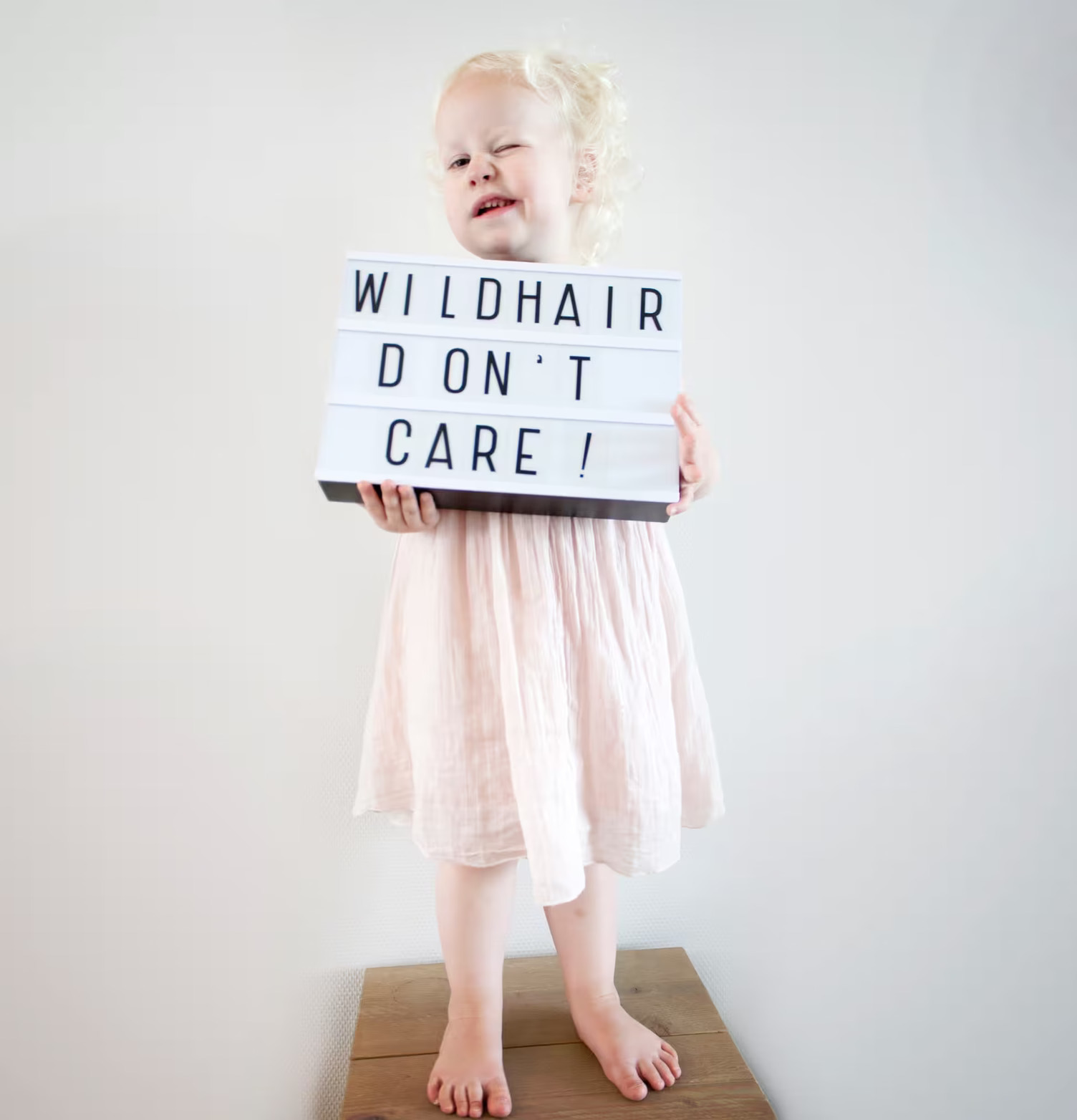 Barn håller Letter Set Basic från A Little Lovely Company