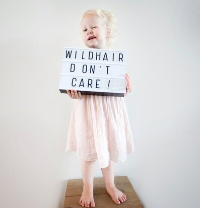 Barn håller Letter Set Basic från A Little Lovely Company