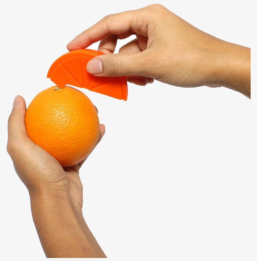 Hand skalar apelsin med Fruktskalare Citrus från Suck UK