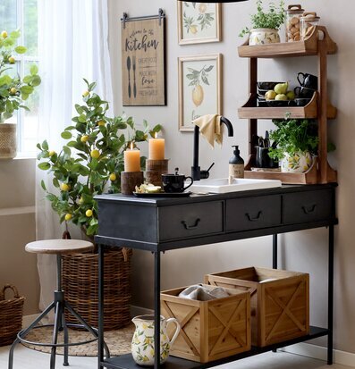 Bild av ljust kök med citronplanta och rustika detaljer