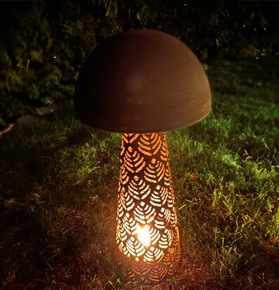 Bild av fantasifull svampformad ljuslykta i trädgårdsmiljö