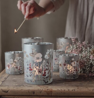 Bild av stämningsfull inredning med ljuslyktor och detaljer