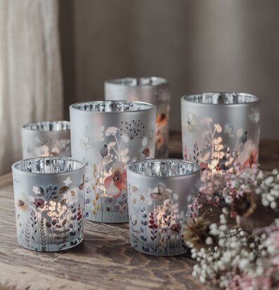 Bild av stämningsfulla ljuslyktor och torkade blommor hemma