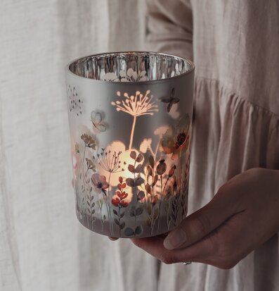 Bild: Somrig lykta med blommor och mjukt ljus i inredning