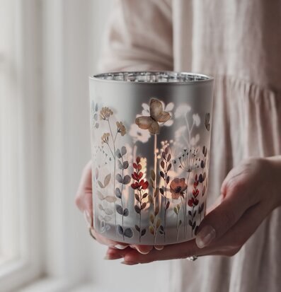 Bild av detaljrik lykta i ljus, harmonisk och rofylld miljö