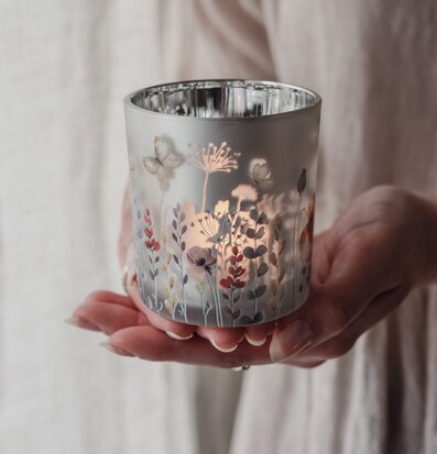 Bild på stämningsfull lykta med blommor och sommarkänsla