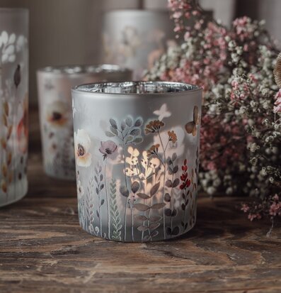 Bild av stämningsfull lykta med blommor i rustik miljö