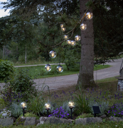 Bild på solcellsbelysning i trädgård med globformade lampor