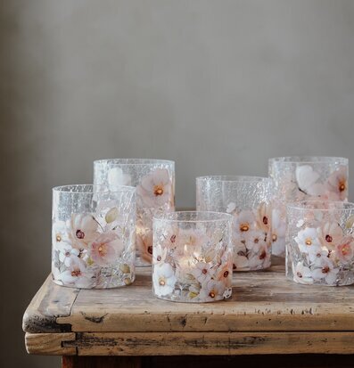 Bild av ljuslyktor på rustikt träbord i stämningsfull miljö