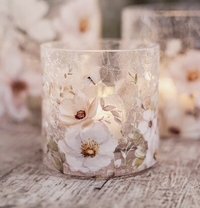 Bild på ljuslykta med blommor och fjäril i krackelerat glas