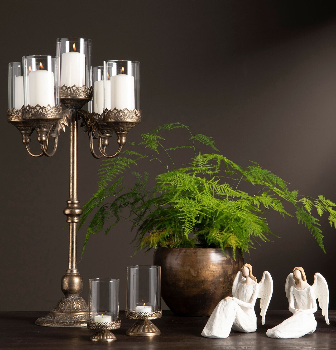 Bild av harmoniskt stilleben med kandelaber och levande ljus