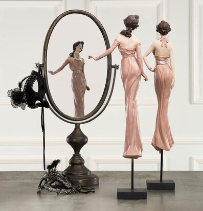 Bild på elegant bordsspegel med dekorationer och masker