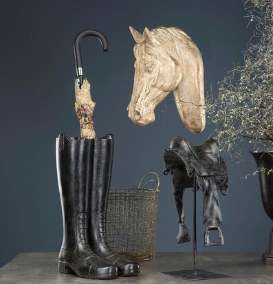 Bild: Elegant stilleben med hästinspirerad inredning och detaljer