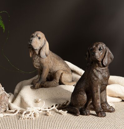 Bild på dekorativa hundfigurer i harmonisk inredningsmiljö