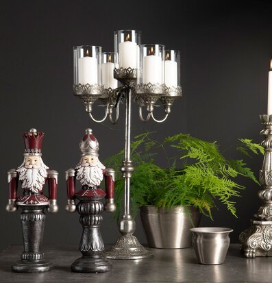 Bild med kandelaber, ljusstakar och nötknäppare i silvertoner