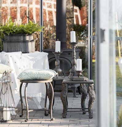 Bild av inspirerande uterum med kuddar, ljus och växter