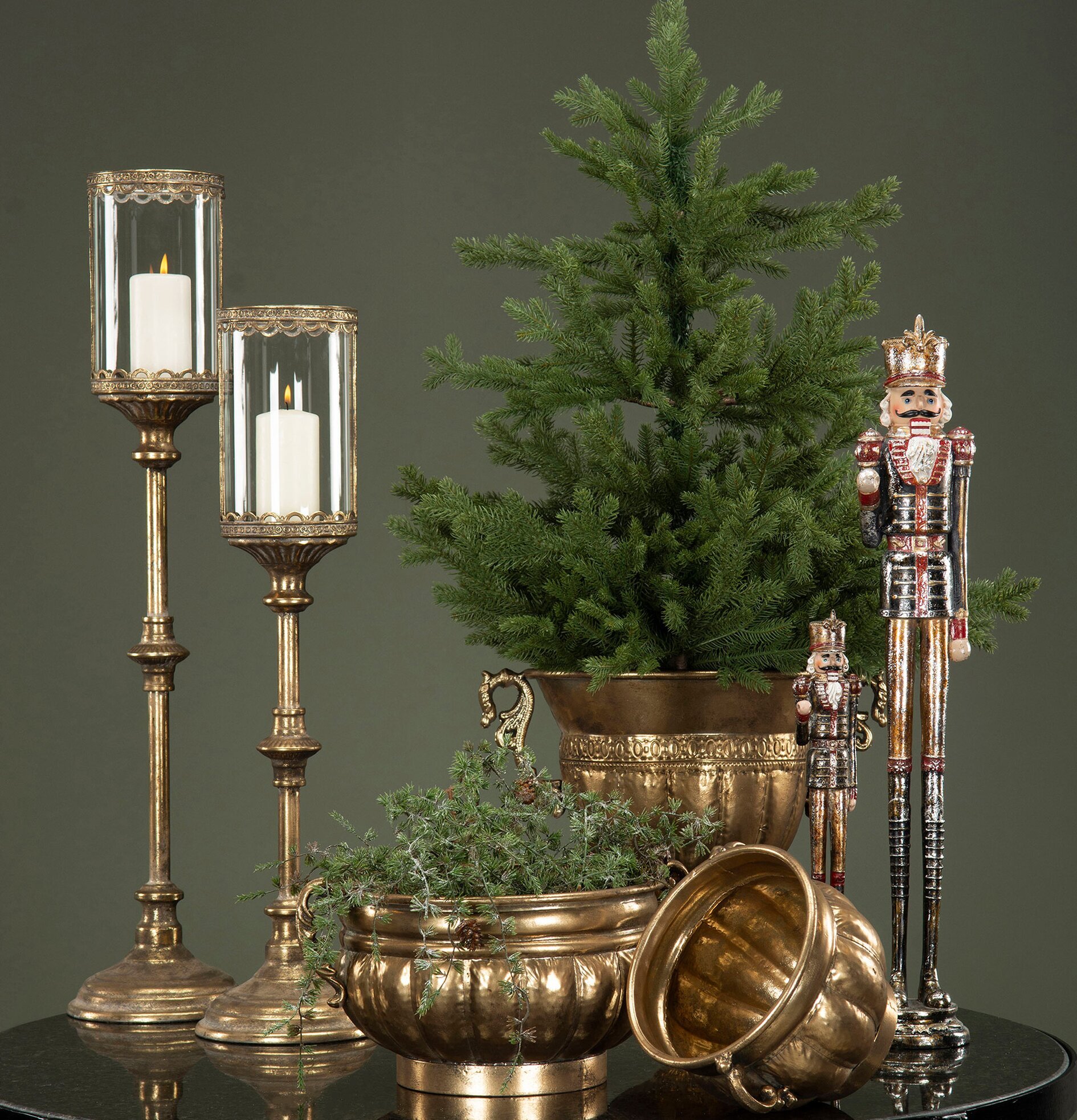 Bild av elegant högtidsarrangemang med guld och nötknäppare