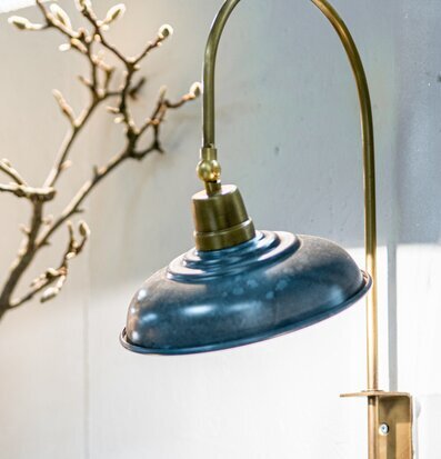 Bild av vägglampa med mässingsarm och grå emaljskärm