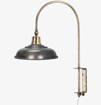 Bild på stilren vägglampa i emaljerad metall med bågarm
