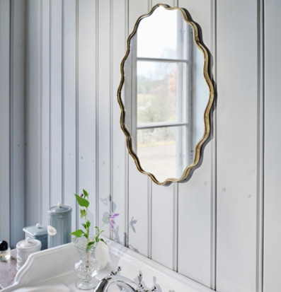 Bild: Harmoniskt badrum med antik spegel och lantlig känsla