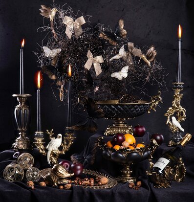Bild av konstfullt stilleben med mörka och gyllene toner