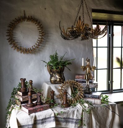 Bild av rustik inredning med kaninkruka, schackpjäser och växter