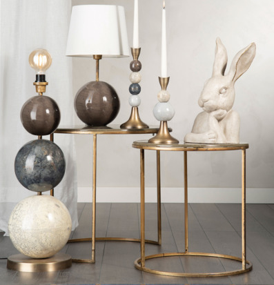 Bild: Harmonisk interiör med gyllene detaljer och mjuka toner