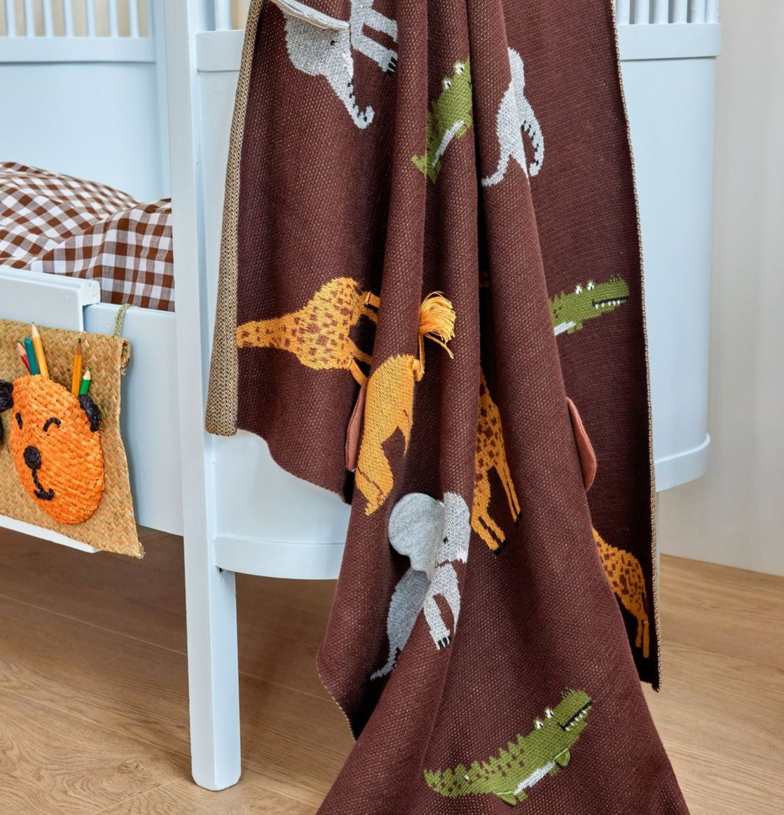 Bild av barnrum med lekfull filt och harmonisk inredning