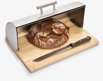 Bild på stilren brödbox i rostfritt stål med trädetaljer