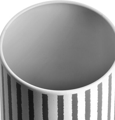 Bild på rund plåtburk med randigt mönster för förvaring