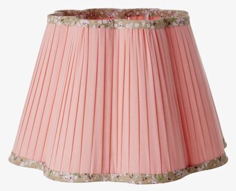 Bild av konformad lampskärm i ljusrosa med blommig kant