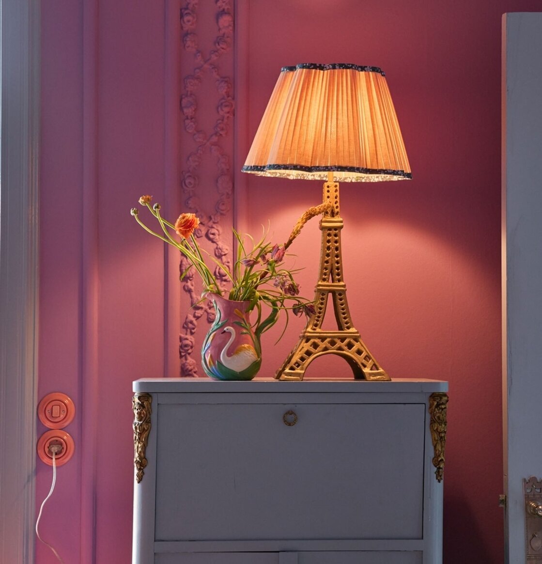 Bild: Elegant hörn med rosa lampskärm och lekfull vas