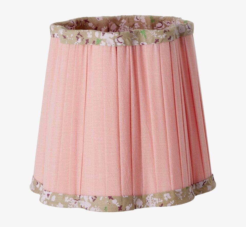 Bild på dekorativ rosa lampskärm med blommigt kantband
