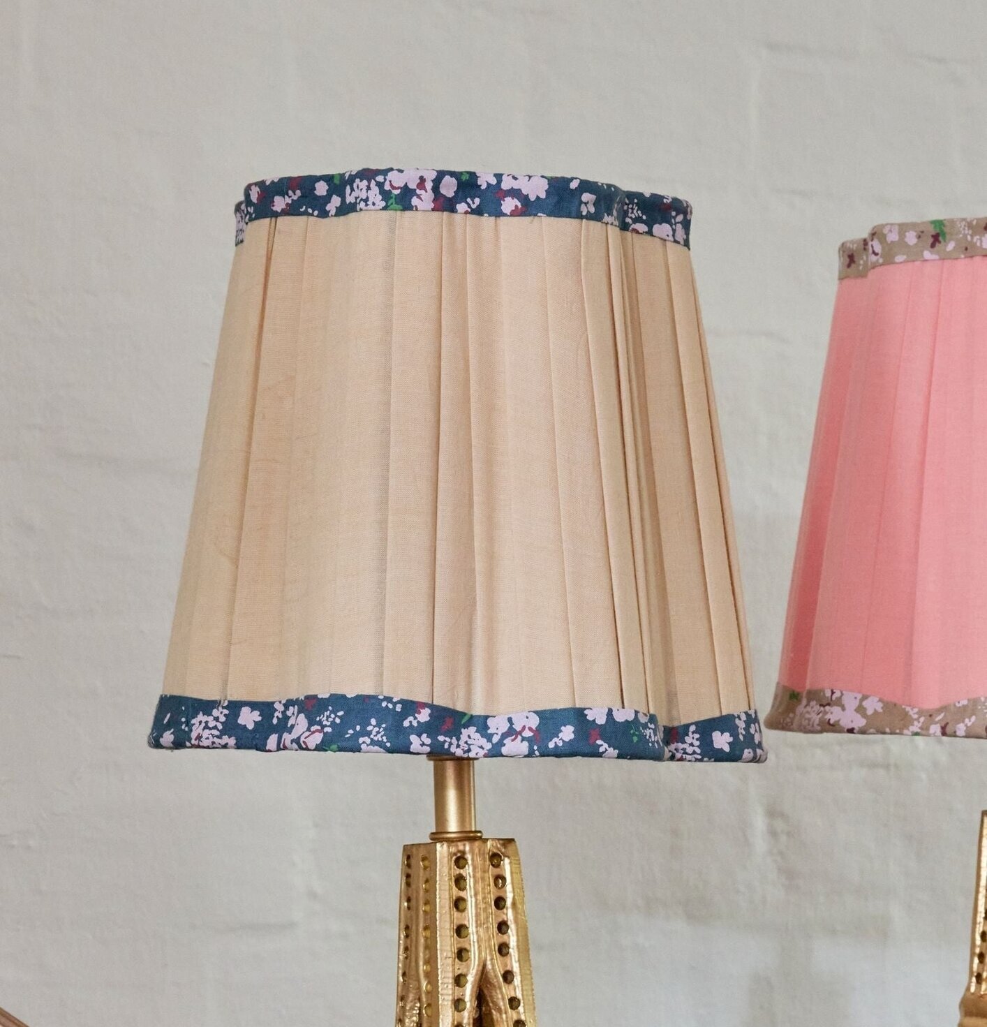 Bild på elegant lampskärm med blå blomkant och mässingsfot