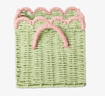 Bild på flätad grön och rosa förvaringslåda med handtag