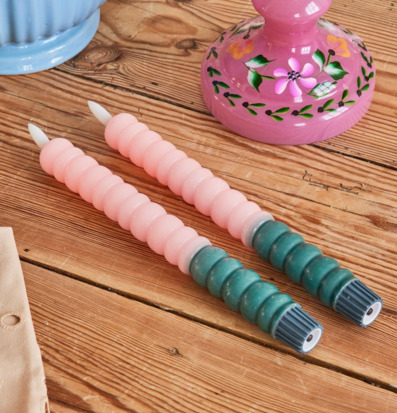 Bild med färgglada LED-ljus och lekfull inredningsdetalj