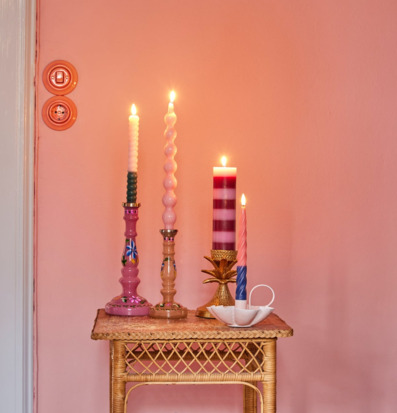 Bild av lekfull och ombonad inredning med ljus och dekoration