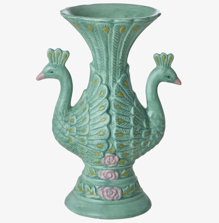 Bild på fantasifull keramikvas med påfåglar och rosdetaljer