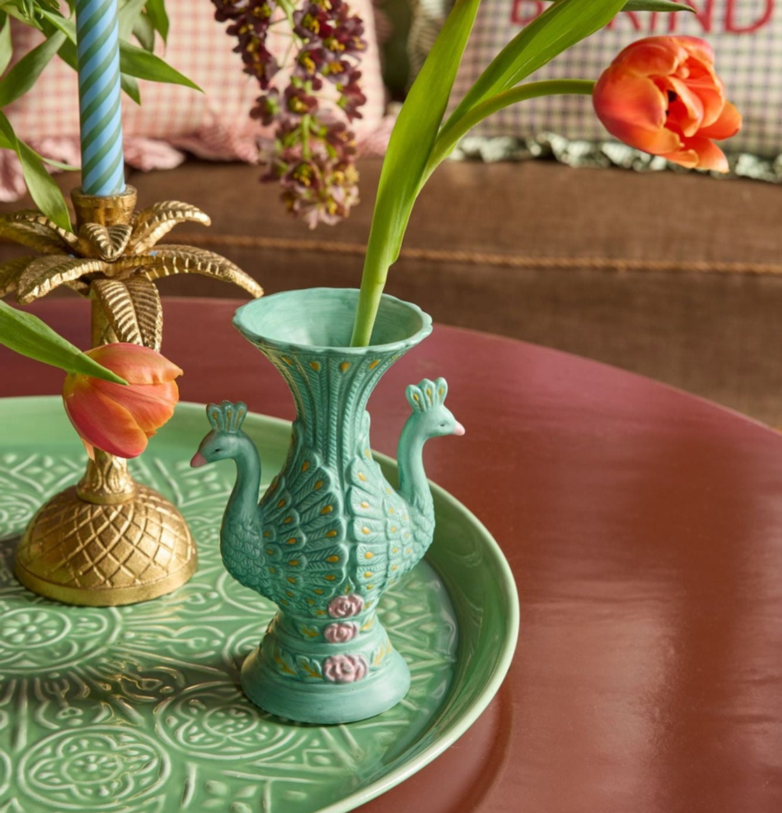 Bild: Färgstarkt stilleben med keramikvas, palm och blommor