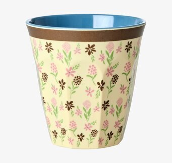 Bild av färgglad mugg med blommigt motiv och blå insida