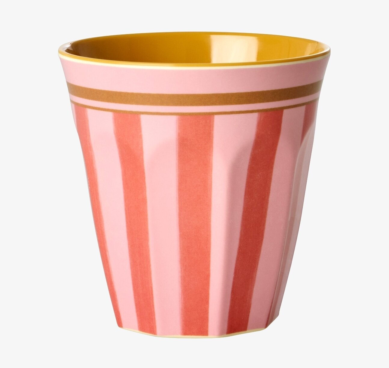 Bild av randig mugg med guldkant och gul insida i närbild