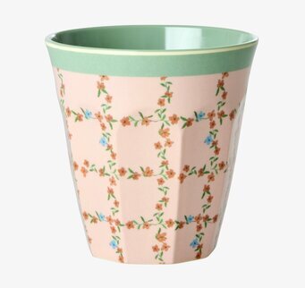 Bild av mugg med blommönster och grön insida i rosa toner