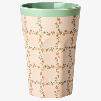 Bild på latte-mugg med rutigt blommönster i rosa och grönt