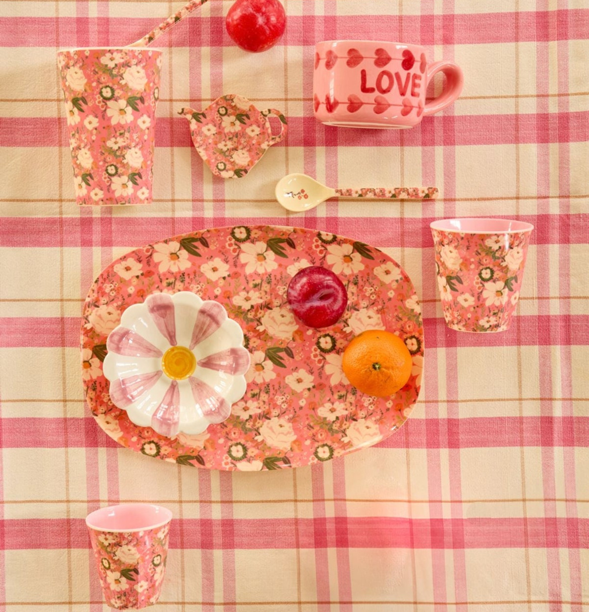 Bild: Färgstarkt dukat bord med lekfulla blommiga detaljer
