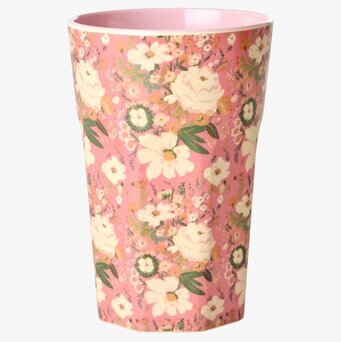 Bild av latte-mugg med blommigt mönster i pastellfärger