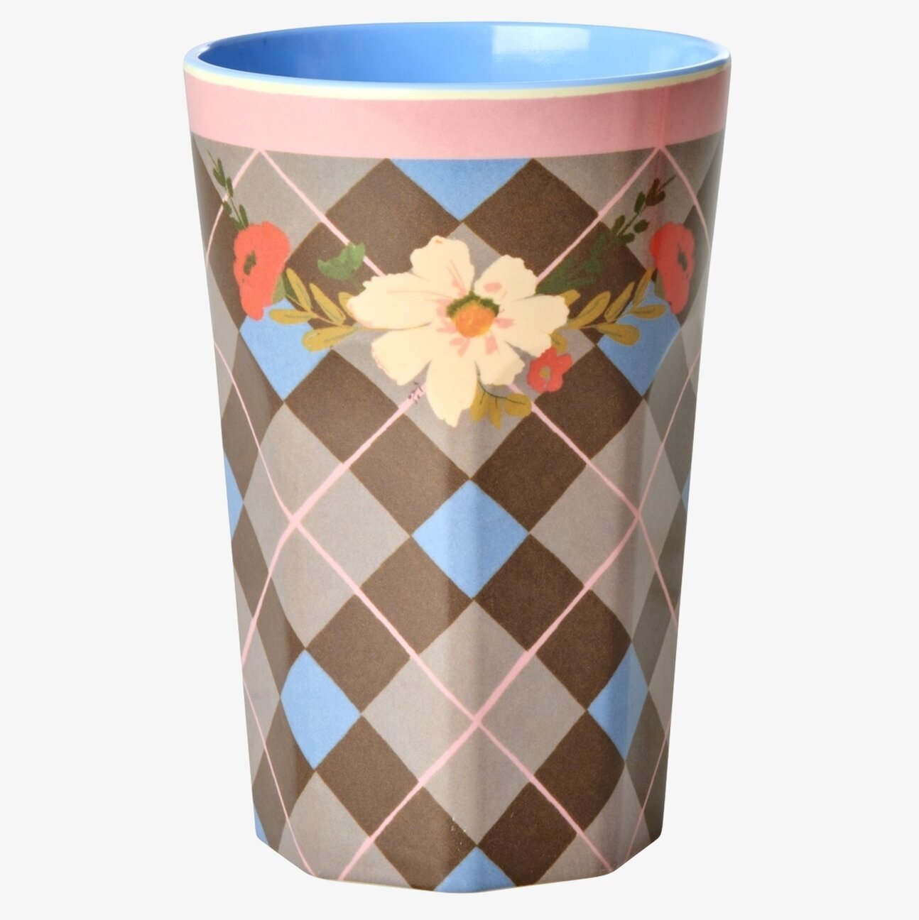 Bild på färgstark mugg med blommigt och rutigt mönster