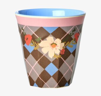 Bild på melaminmugg med rutigt och blommigt mönster i pastell