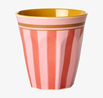 Bild på randig melaminmugg i rosa och gult mot vit bakgrund