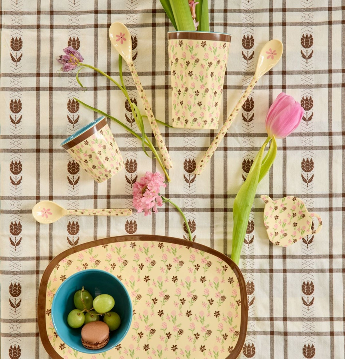 Bild: Pastellfärgad dukning med blommiga detaljer och keramik